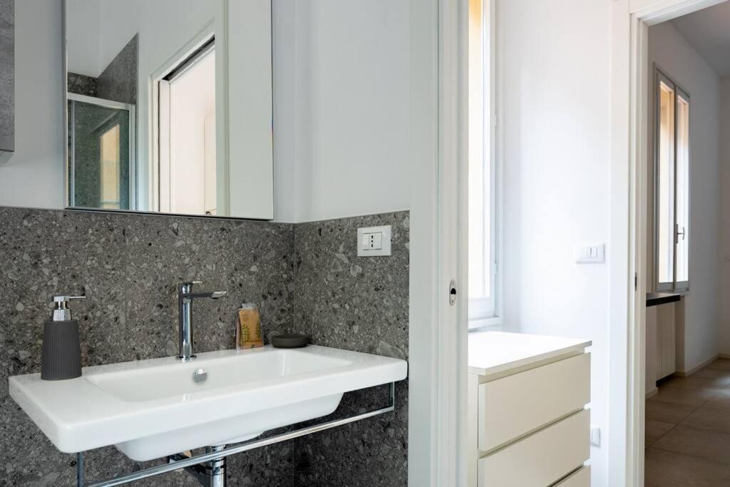Apartment Isaia - 10 Minutes From Piazza Maggiore Bolonya Dış mekan fotoğraf
